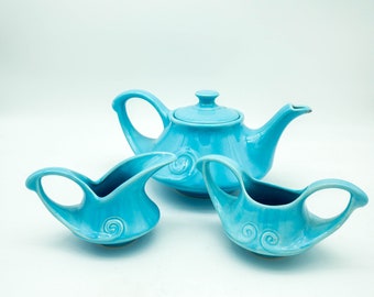 Vintage Midcentury Gorgeous Alladin Tea Pot Set w Crema y Azúcar en Azul. Perla China Co.