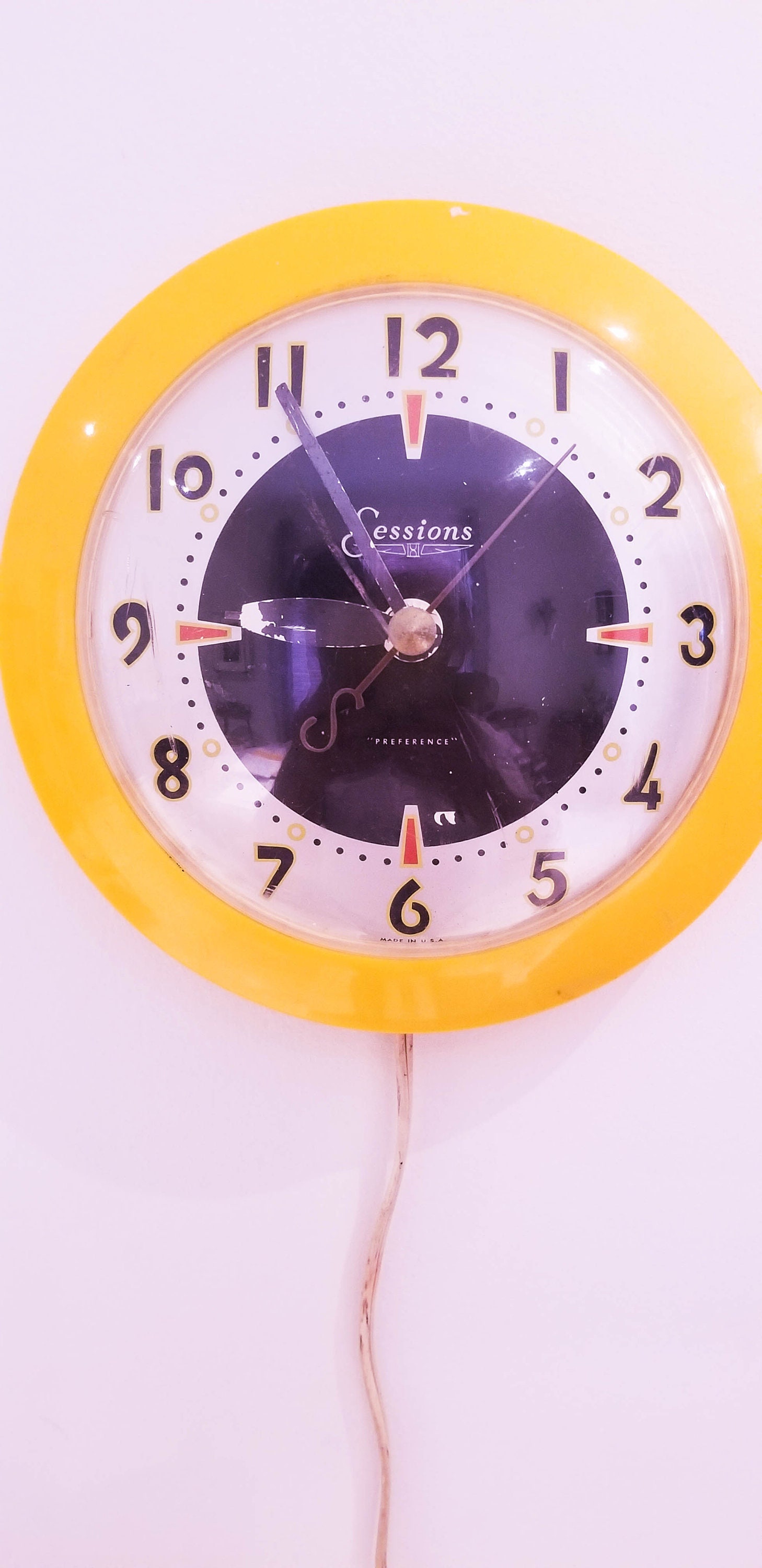 Vintage Deco Sessions Preference Yellow/White Electric Wall Clock