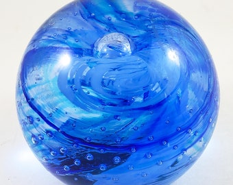 ケイスネス ペーパーウェイト 青と白の渦巻き/波、サイン入り、アート