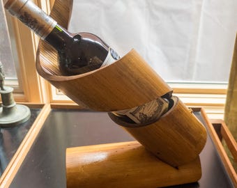 Terrific Vintage Bamboo Tabletop wine Holder/Cradle