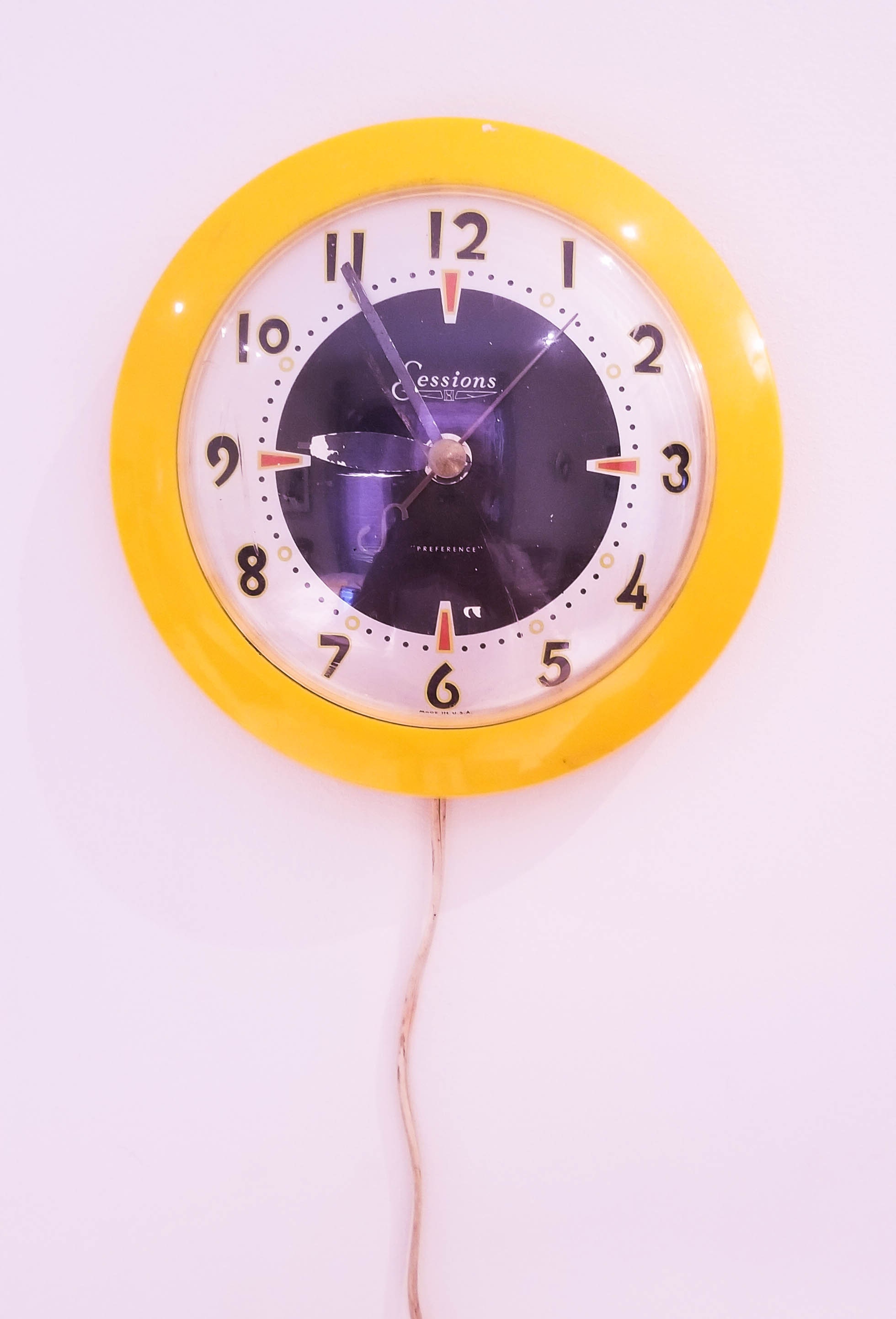 Vintage Deco Sessions Preference Yellow/White Electric Wall Clock