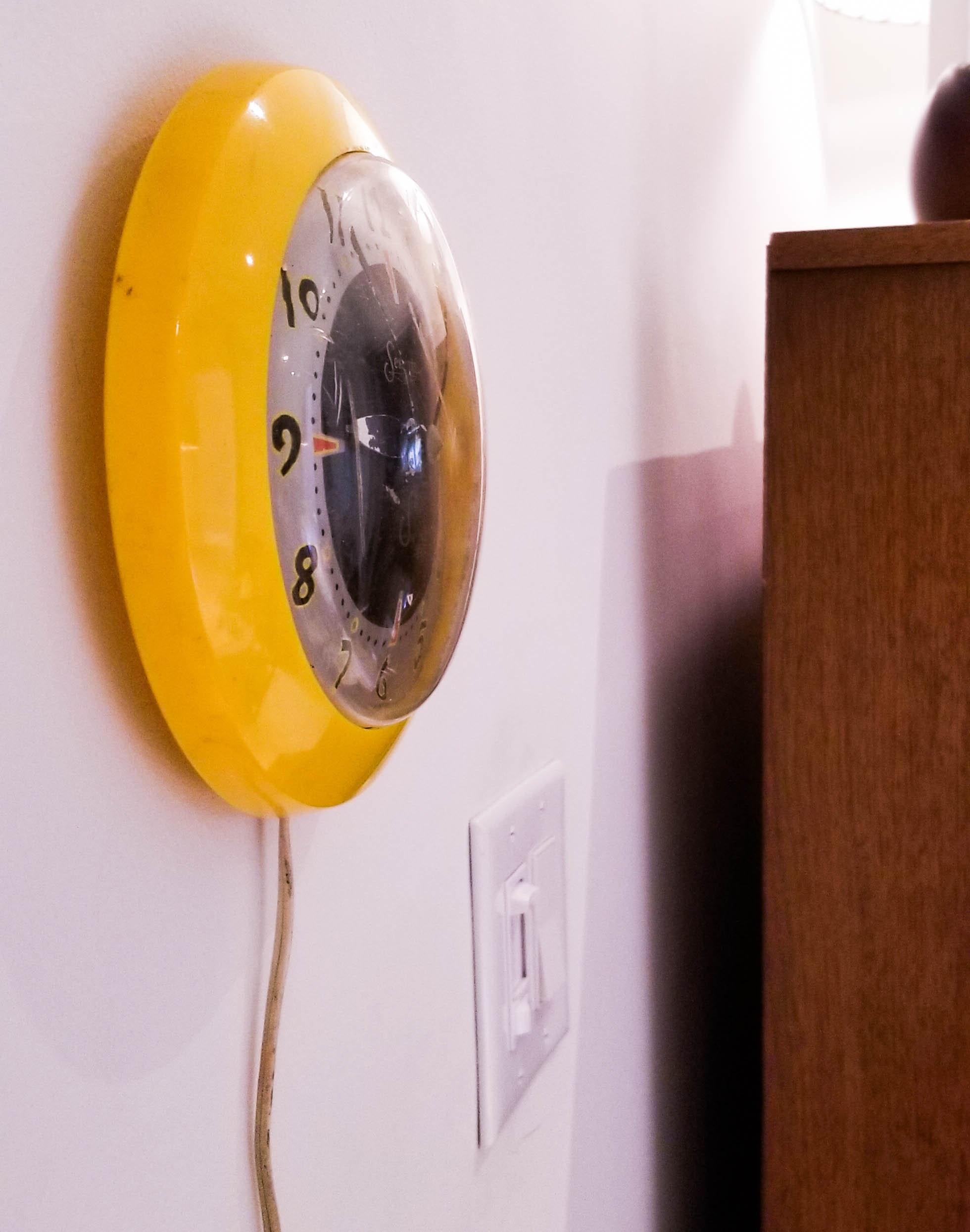 Vintage Deco Sessions Preference Yellow/White Electric Wall Clock