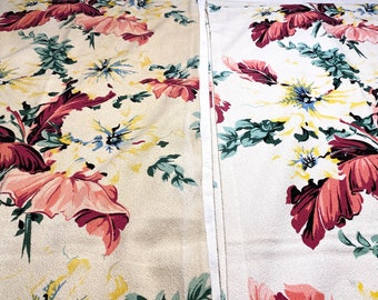 Magnifiques panneaux de rideaux en tissu d'écorce des années 40 avec un fond ivoire et des fleurs et des feuilles vertes, rouges et bleues.