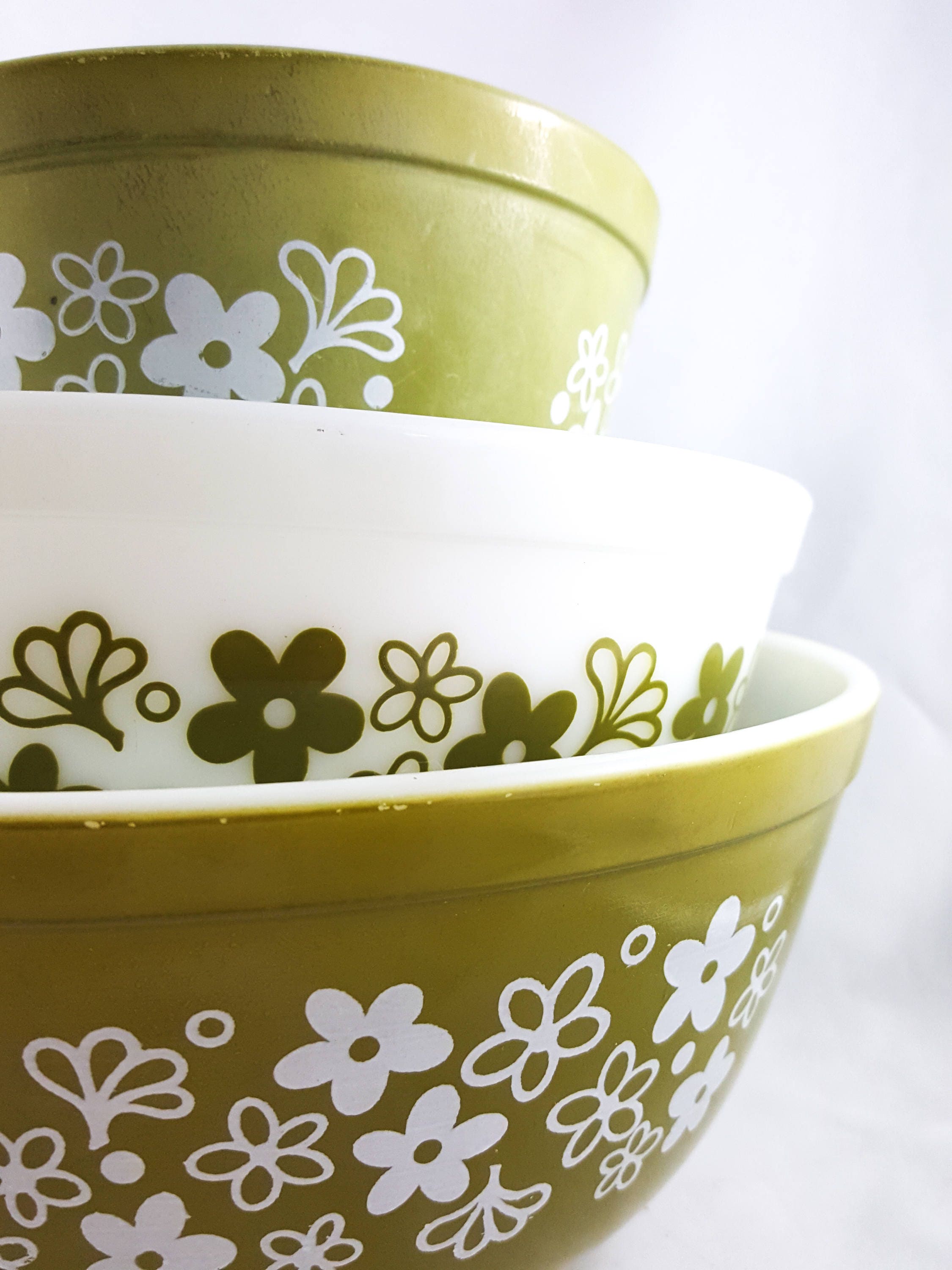 Crazy Daisy Olive Pyrex Mixing Bowls Set of 3
