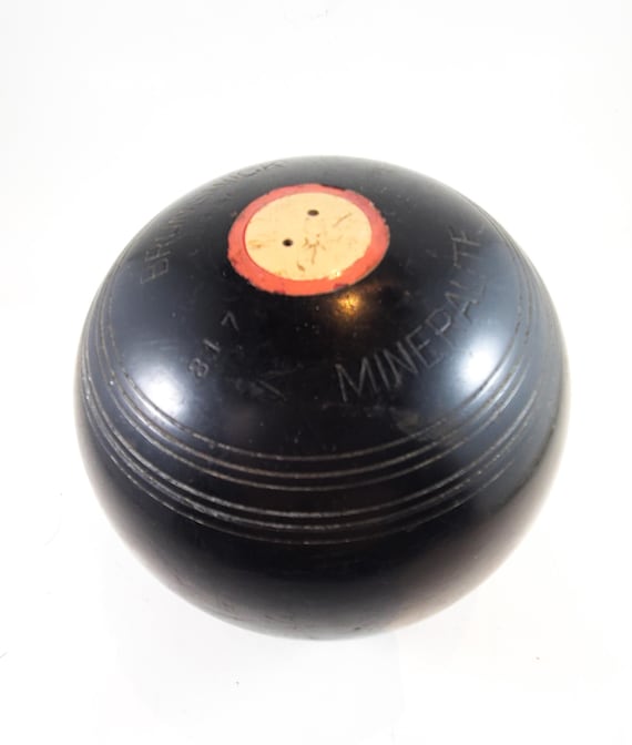 1930 Splendida bocce / palla da bowling sul prato. Brunswick Mineralite. -   Italia