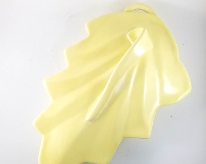 Mid Century Enchanto Co. Buttery Yellow Covered Leaf Candy/Trinket Dish California 6100