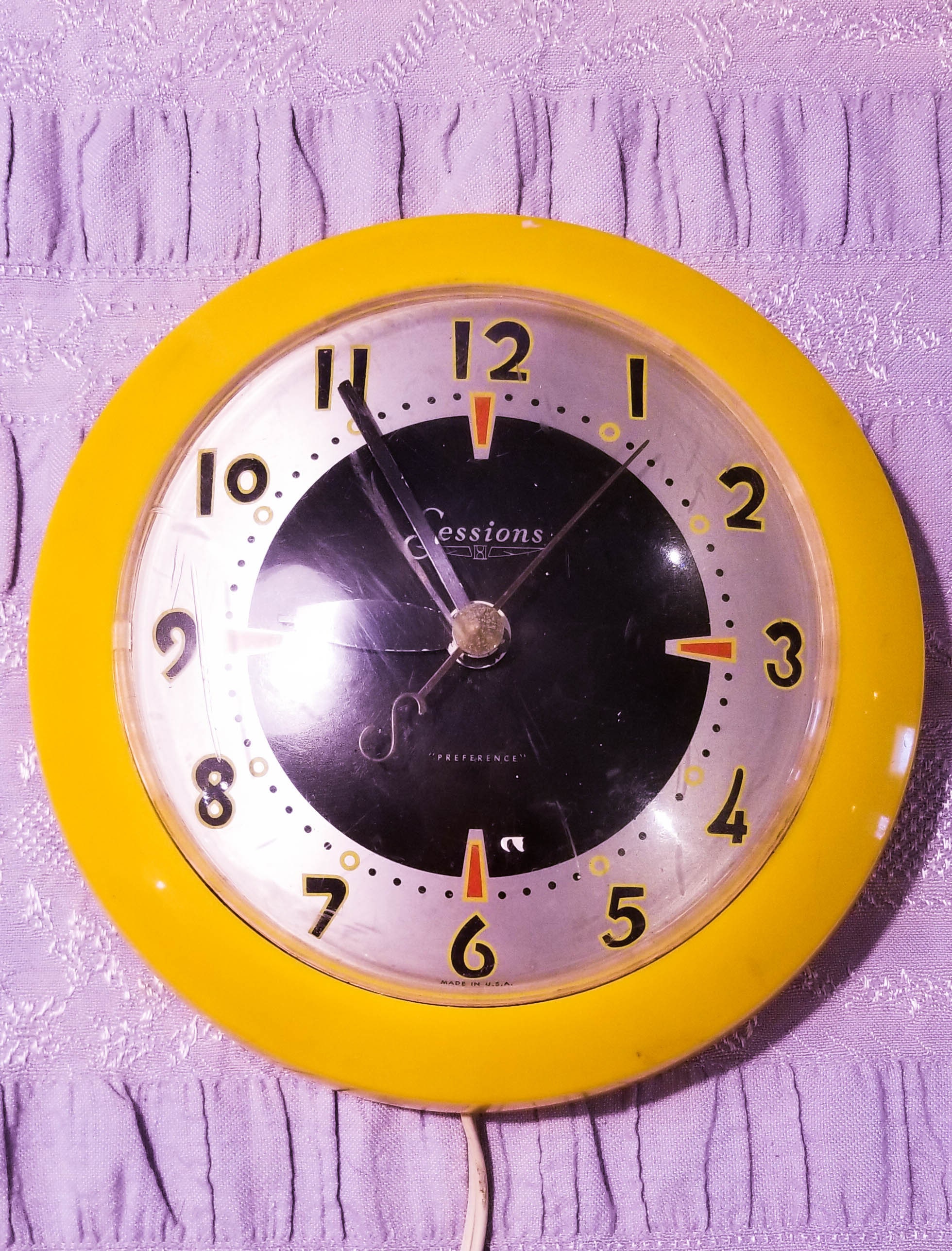 Vintage Deco Sessions Preference Yellow/White Electric Wall Clock