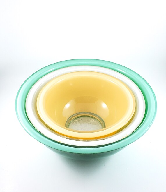 Set of Three Pyrex Clear Bottom Vintage Bowls, 3 Piece Set in Mint