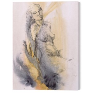 Könnte beinhalten: Eine Schwarzweißzeichnung einer nackten Frau vor einem weichen Aquarellhintergrund in Gelb- und Grautönen.