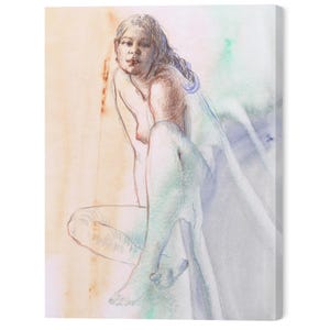 Könnte beinhalten: Eine Aquarell- und Bleistiftzeichnung einer nackten Frau, die mit gekreuzten Beinen sitzt. Die Frau schaut direkt auf den Betrachter. Der Hintergrund ist ein sanfter Farbauftrag.