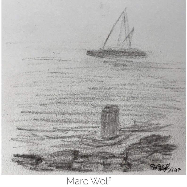 K&ouml;nnte beinhalten: Eine Bleistiftskizze eines Segelbootes auf dem Wasser, mit einem Holzpfahl im Vordergrund. Das Kunstwerk ist rechts unten mit "Marc Wolf 2017" signiert. Wasser und Himmel sind mit weichen Bleistiftstrichen dargestellt.