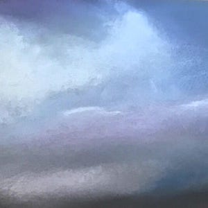 Puede incluir: Una pintura suave y abstracta con una gama de colores azul claro y gris. La pintura representa un cielo nublado con un toque de blanco en el centro.