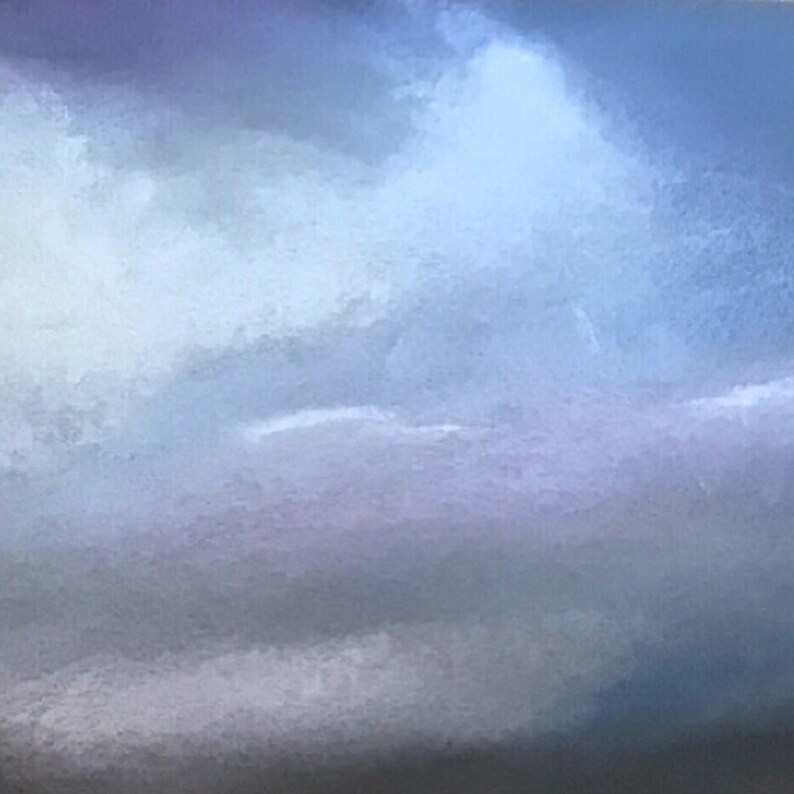 Puede incluir: Una pintura suave y abstracta con una gama de colores azul claro y gris. La pintura representa un cielo nublado con un toque de blanco en el centro.