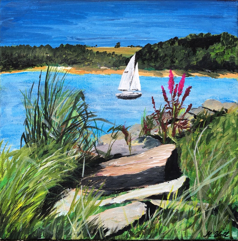 K&ouml;nnte beinhalten: Ein Gem&auml;lde, das ein Segelboot auf einem See zeigt, mit gr&uuml;nem Gras und rosa Blumen im Vordergrund.