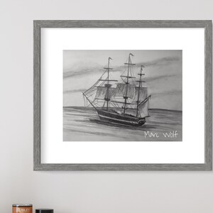 Puede incluir: Dibujo a l&aacute;piz enmarcado de un velero navegando en el mar. La obra de arte en blanco y negro presenta los m&aacute;stiles, las velas y el casco del barco. La firma del artista, "Marc Wolf", es visible.