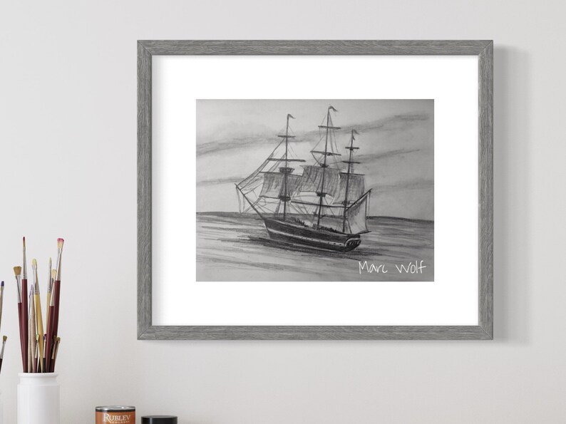 Puede incluir: Dibujo a l&aacute;piz enmarcado de un velero navegando en el mar. La obra de arte en blanco y negro presenta los m&aacute;stiles, las velas y el casco del barco. La firma del artista, "Marc Wolf", es visible.