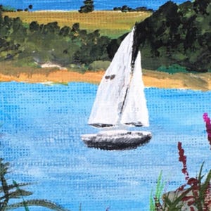 K&ouml;nnte beinhalten: Ein Gem&auml;lde, das ein Segelboot auf einem Gew&auml;sser mit gr&uuml;nen H&uuml;geln im Hintergrund zeigt. Der Himmel ist blau und das Wasser ist hellblau. Im Vordergrund befinden sich einige gr&uuml;ne Pflanzen.