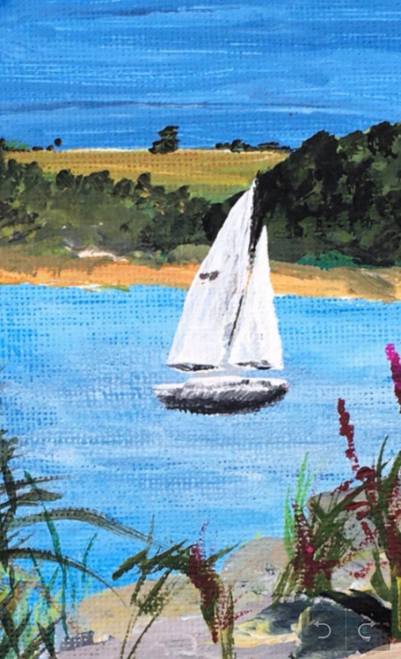 K&ouml;nnte beinhalten: Ein Gem&auml;lde, das ein Segelboot auf einem Gew&auml;sser mit gr&uuml;nen H&uuml;geln im Hintergrund zeigt. Der Himmel ist blau und das Wasser ist hellblau. Im Vordergrund befinden sich einige gr&uuml;ne Pflanzen.
