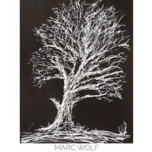 Peut inclure: Dessin au trait blanc d'un arbre sur fond noir. Les branches et le tronc de l'arbre sont richement détaillés, avec un aspect texturé. Le nom de l'artiste, MARC WOLF, est imprimé en blanc au bas de l'image.