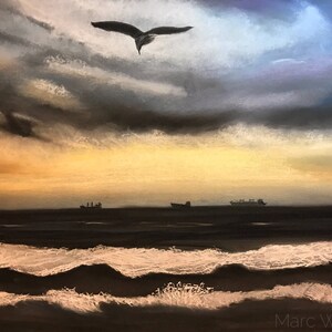Puede incluir: Una pintura de un mar oscuro y tormentoso con un solo p&aacute;jaro volando por encima. El cielo es una mezcla de gris oscuro y azul claro, con un horizonte amarillo dorado. El mar es oscuro y agitado, con olas blancas. La pintura est&aacute; firmada "Marc Wolf" en la esquina inferior derecha.