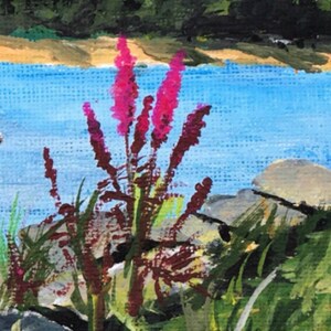 K&ouml;nnte beinhalten: Ein Gem&auml;lde, das eine Seenszene mit einer Gruppe rosa Bl&uuml;ten im Vordergrund zeigt. Die Bl&uuml;ten wachsen an einem felsigen Ufer mit gr&uuml;nem Gras und einem blauen See dahinter. Der Hintergrund zeigt einen gr&uuml;nen H&uuml;gel.