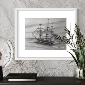 Puede incluir: Dibujo a l&aacute;piz en blanco y negro de un velero en el mar, enmarcado en un marco blanco. La obra est&aacute; firmada "Marc Wolf". El marco est&aacute; colgado en una pared texturizada gris. Tema n&aacute;utico.