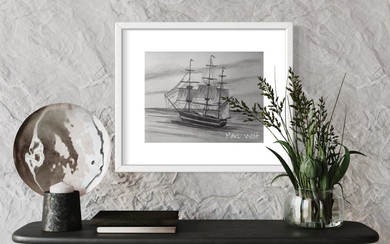 Puede incluir: Dibujo a l&aacute;piz en blanco y negro de un velero en el mar, enmarcado en un marco blanco. La obra est&aacute; firmada "Marc Wolf". El marco est&aacute; colgado en una pared texturizada gris. Tema n&aacute;utico.