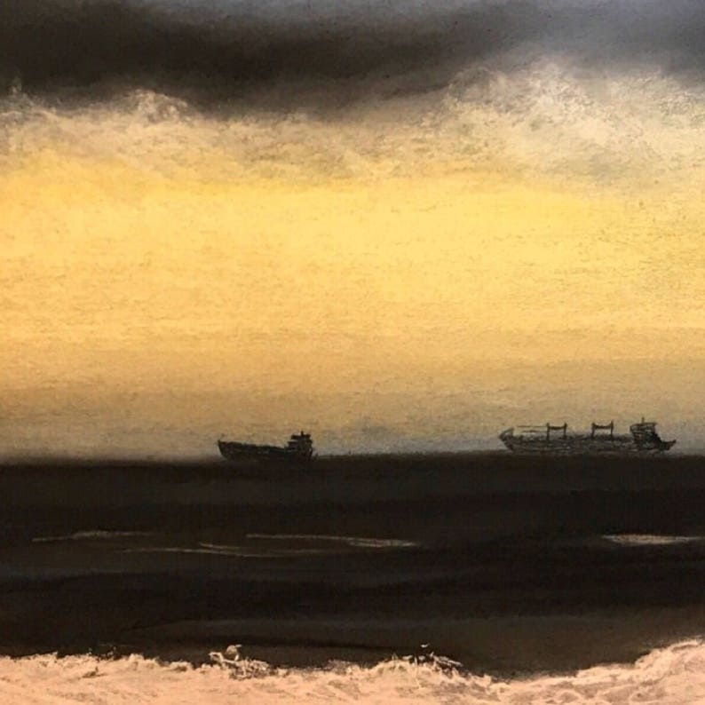 Puede incluir: Una pintura de dos barcos en un mar oscuro con un cielo amarillo y gris. Los barcos est&aacute;n silueteados contra el cielo.