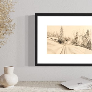 Peut inclure: Une estampe encadrée en noir d'un dessin au crayon d'une scène de forêt enneigée avec un chemin menant à une petite cabane. Le dessin est sur un fond beige.