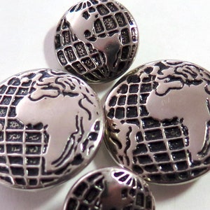 Set van 4 vintage geverfde metalen knopen, wereldbol met lengte- en breedtegraad - 2 maten