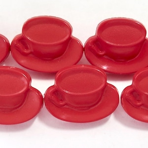 Könnte beinhalten: Sechs rote Plastikknöpfe in Form von Teetassen und Untertassen. Die Knöpfe haben einen Durchmesser von etwa 2,5 cm.