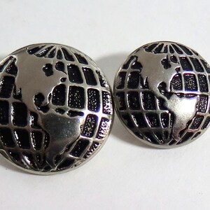 Vintage bemalter Metallknopf, Globus mit Breiten- und Längengrad - 2 Größen
