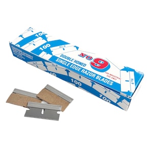 Könnte beinhalten: Eine Schachtel mit 100 doppelseitig geschliffenen Einweg-Rasierklingen, beschriftet mit "No. 9" in Rot und Blau. Die Schachtel ist blau und weiß mit dem Text "Nur für den industriellen Gebrauch". Drei Rasierklingen sind außerhalb der Schachtel zu sehen.