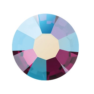 Op de afbeelding: Een ronde, gefacetteerde, iriserende kristallen strasssteen met een kleurenschema van lichtblauw, paars en roze.