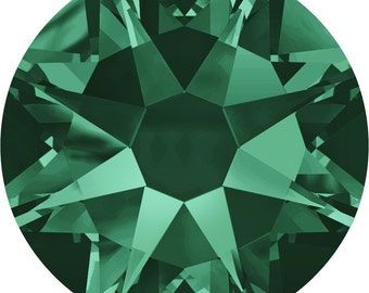 Puede incluir: Un solo strass redondo de color verde esmeralda con un diseño facetado.