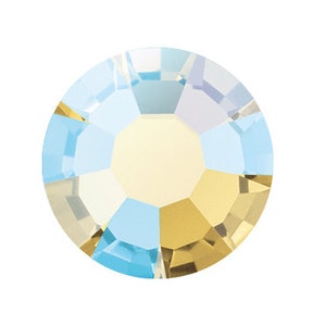 Puede incluir: Un brillante redondo de color azul claro, dorado y transparente iridiscente con 12 facetas.