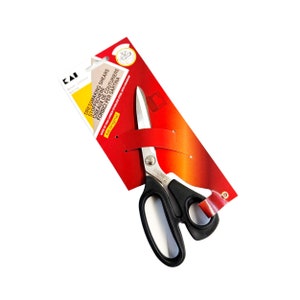 Może przedstawiać: Czerwono-białe opakowanie na parę nożyczek krawieckich Kai original. Nożyczki są czarne i srebrne z ostrzem o długości 20 cm.