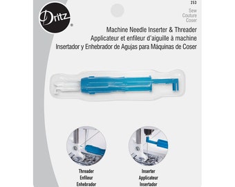 Könnte beinhalten: Ein blaues Plastik-Nähnadel-Einfädler-Werkzeug. Das Werkzeug hat einen Griff und zwei Zinken. Die Verpackung zeigt das Werkzeug, das an einer Nähmaschine verwendet wird.