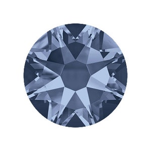 Puede incluir: Un solo strass redondo de color azul oscuro con un diseño facetado.