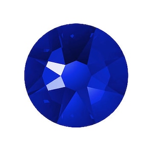 Puede incluir: Un solo strass redondo de color azul oscuro con un diseño facetado.