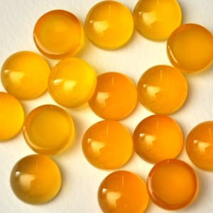 5 stuks ronde cabochons van gele chalcedoon van 12 mm.