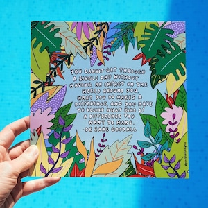 Peut inclure: Une illustration colorée de feuilles tropicales avec une citation de Dr. Jane Goodall : « Vous ne pouvez pas passer une seule journée sans avoir un impact sur le monde qui vous entoure. Ce que vous faites fait une différence, et vous devez décider quel type de différence vous voulez faire. »