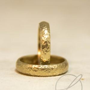 Hammered wedding rings made of 750 yellow gold