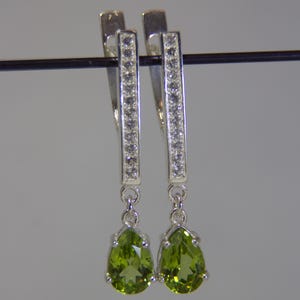 Orecchini in argento 925 con 24 topazi bianchi da 1,5 mm e peridoti taglio a goccia da 6*9 mm.