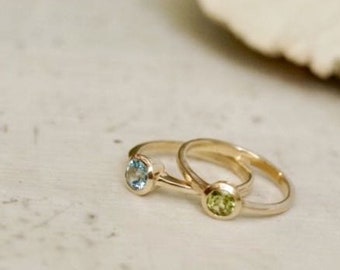 Ring of 585 gold with topaz or peridot in Zargenfassung