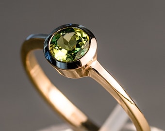 Ring in 585 gold with peridot in frame