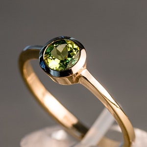 Ring in 585 gold with peridot in frame