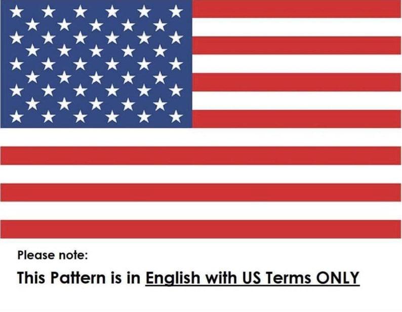 Pode incluir: Uma bandeira americana com listras vermelhas e brancas e um campo azul de estrelas. O texto "This Pattern is in English with US Terms ONLY" est&aacute; abaixo da bandeira.