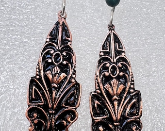 Pendientes colgantes vintage de cobre con diseño de cerámica negra, que datan de entre 1890 y 1920.