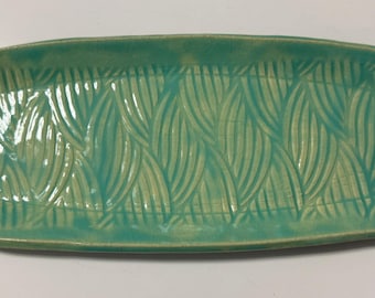 Piatto da portata in porcellana verde fatto a mano con manici / Vassoio in ceramica 28 x 11,5 cm / Design con texture a foglia / Elegante tagliere per formaggi artigianale, ideale come regalo.